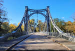 Pei�nitzbr�cke, auch  Br�cke der Freundschaft , in Halle (Saale) an einem klaren Herbsttag.