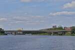 Auf der Maas zu Tal, sieht man vom Boot aus als erste Brcke die J:F: Kennedybrcke am Eingang von Maastricht.