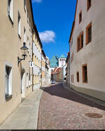 Blick in die Kirchgasse von Freiberg (Sachsen), die zum Dom St.