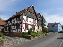 Nentershausen, Fachwerkh�user in der Burgstra�e (03.06.2022)