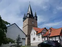 Netra, evangelische Jakobskirche, Chorturm mit den vier zu Eckt�rmchen ausgestalteten Wichh�uschen, erbaut 1480 (03.06.2022)