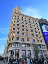 Das Adria-Geb�ude (Edificio La Adri�tica) an der Gran V�a in Madrid wurde von 1926 bis 1928 gebaut. (November 2022)