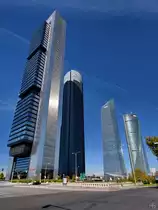 Das Vier-T�rme-Gesch�ftsviertel (�rea de negocios de Cuatro Torres) ist ein Komplex von Wolkenkratzern in der spanischen Hauptstadt Madrid. (Madrid, November 2022)