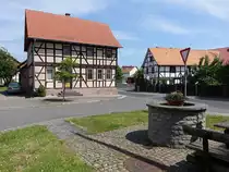 Neust�dt, Fachwerkh�user und Brunnen in der Bienengasse (03.06.2022)