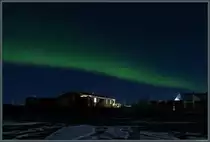 Polarlichter erhellen den Himmel �ber einem Wohnhaus der Inuit-Siedlung Kuujjuaq im Norden Kanadas. (13.10.2022)