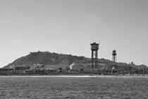 Die Hafenseilbahn in Barcelona (Telef�rico del puerto Barcelona) sollte eine der Attraktionen der Weltausstellung im Jahr 1929 werden, konnte jedoch erst 1931 er�ffnet werden, im Hintergrund zu sehen der 173 Meter hohe Berg Montju�c. (November 2022)