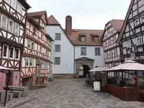 Rotenburg an der Fulda, Fachwerkh�user in der Stra�e am Schlo�tor (04.06.2022)