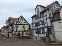 Rotenburg an der Fulda, Fachwerkh�user und Brunnen in der Untergasse (04.06.2022)