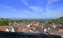 Kiechlinsbergen am Kaiserstuhl, Blick von der hoch gelegenen Kirche �ber den Ort in die Rheinebene und zu den Vogesen am Horizont, Sept.2022