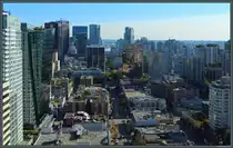 Die Robson Street ist eine beliebte Einkaufsstra�e, welche die Downtown von Vancouver durchquert. Neben Hotels und modernen Hochh�usern gibt es hier auch kleinere Wohn- und Gesch�ftsh�user. Die Aufnahme entstand aus einem Hotel. (Vancouver, 15.10.2022)