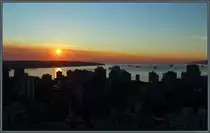 Die Sonne geht am 15.10.2022 �ber der English Bay von Vancouver unter, in der zahlreiche Schiffe vor Anker liegen. (Aufgenommen aus dem Blue Horizon Hotel)