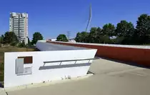 Lahr, die Ortenauer Br�cke, der Aufgang vom Gel�nde der Landesgartenschau, aus diesem Anla� wurde sie 2018 erbaut, erhielt f�r ihre elegante Bauweise den  Staatspreis Baukultur 2020 , Aug.2022