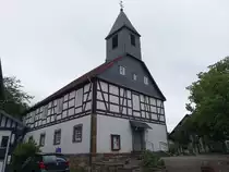 L�hlbach, evangelische Fachwerkkirche am Kirchplatz (05.08.2022)