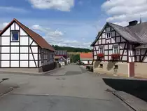 Laisa, Fachwerkh�user in der Kirchstra�e (06.08.2022)