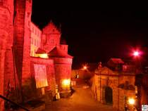 Einmal im Jahr findet die Veranstaltung  Kronach leuchtet  statt. An dessen Tagen die ganze Stadt und Ihre Sehensw�rdigkeiten mit verschiedenen Lichtern erhellt werden. 
Das Bild zeigt die Festung Rosenberg in der Nacht vom 26. auf den 27. Juli 2008 die mit roten Lichtern beleuchtet wurde.