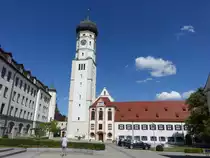 Ursberg, Klosterkirche St. Johannes Evangelist, erbaut von 1224 bis 1230, nach Brand im Drei�igj�hrigen Krieg Wiederaufbau von 
1666 bis 1674 durch Abt Matth�us Hochenrieder (15.08.2022)