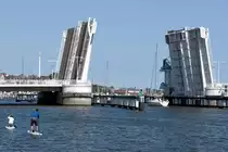 KAPPELN (Kreis Schleswig-Flensburg), 17.07.2021, Blick vom S�dhafen auf die Schlei-Klappbr�cke mit der B 203