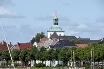 SCHLESWIG (Kreis Schleswig-Flensburg), 18.07.2021, Blick von den K�nigswiesen zum Turm von Schloss Gottorf