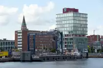 KIEL, 10.08.2021, Blick von der Ostseite der F�rde auf Kaistra�e und Neues Rathaus