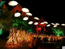 Einmal im Jahr findet die Veranstaltung  Kronach leuchtet  statt. An dessen Tagen die ganze Stadt und Ihre Sehensw�rdigkeiten mit verschiedenen Lichtern erhellt werden. 
Das Bild zeigt den beleuchteten Marktplatz mit den Rathaus im Hintergund in der Nacht vom 26. auf den 27. Juli 2008.