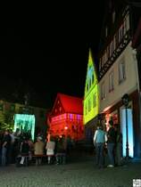 Einmal im Jahr findet die Veranstaltung  Kronach leuchtet  statt. An dessen Tagen die ganze Stadt und Ihre Sehensw�rdigkeiten mit verschiedenen Lichtern erhellt werden. 
Blick auf das  scharfe Eck  in der Nacht vom 26. auf den 27. Juli 2008.