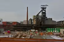 Ein alter Hochofen als Industriedenkmal in Belval Universit�, wie lange diese noch so zu sehen ist? 
Aufgenommen vom V�lodukt in Belval Universit� 01.2023.
Wenn das sich im Bau befindliche Geb�ude hochgezogen wird, ist dieser Blick nicht mehr m�glich.


