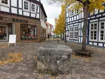 Korbach, Neust�dter Stein an der Prof. K�mmell Stra�e, diente den B�rgern als Pranger zur Bestrafung von Marktfrevlern und kleinen Betr�gern (08.10.2022)