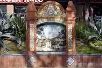 TALAVERA DE LA REINA (Kastilien-La Mancha/Provinz Toledo), 19.12.2021, Kachelmalerei im Parque del Prado mit dem Bild der Kirche Nuestra Se�ora del Prado