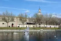 TALAVERA DE LA REINA (Kastilien-La Mancha/Provinz Toledo), 19.12.2021, Blick vom Alameda-Park auf einen Teil der Stierkampfarena und den Turm der Kirche Nuestra Se�ora del Prado