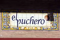 TALAVERA DE LA REINA (Kastilien-La Mancha/Provinz Toledo), 19.12.2021, Namensschild eines Restaurants an der N-502 in der f�r Talavera typischen Kachelbemalung