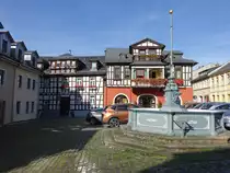 Leutenberg, Marktbrunnen und Fachwerkh�user am Markt (17.10.2022)