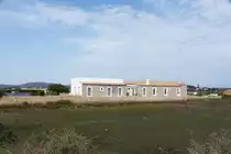 FUSETA, 03.02.2022, eine ehemalige Gezeitenm�hle, die zu einer Pension und einem Restaurant umgebaut wurde; z.Z. ist Ebbe, bei Flut ist das Becken vor der Gezeitenm�hle mit Wasser gef�llt