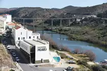 M�RTOLA, 09.02.2022, Blick von der Igreja de Nossa Senhora da Anuncia��o auf die Ponte de M�rtola sobre o rio Guadiana (Br�cke von M�rtola �ber den Fluss Guadiana)