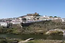 M�RTOLA, 09.02.2022, Panoramabild mit Rio Guadiana im Vordergrund, dann die Burgmauer, dahinter die Altstadt und �ber allem thront die Burg