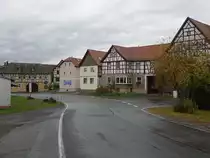 Moxa, Fachwerkh�user in der Ortsstra�e (18.10.2022)