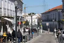 TAVIRA, 19.02.2022, Avenida da Liberdade; rechts das Geb�ude mit den Torb�gen beherbergt die C�mara Municipal, die lokale Exekutive