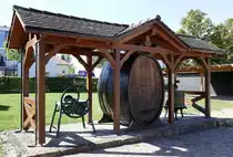 Denzlingen, auf dem Gel�nde des  Heimethues -Museums stehen diese Ger�tschaften zur Weinproduktion, aufgestellt 1998, Sept.2023