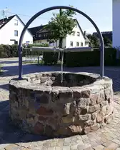 Denzlingen, Tiefbrunnen neben dem  Gaus-Haus , geh�rte zum ehemaligen Hofgut, Sept.2023