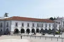 TAVIRA, 19.03.2022, Blick von der Ponte Romana auf das Geb�ude der C�mara Municipal an der Pra�a da Liberdade
