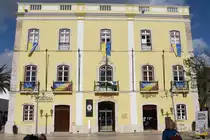 LAGOS, 21.03.2022, das ehemalige Geb�ude der C�mara Municipal an der Pra�a Gil Eanes beherbergt heute das Tourismusb�ro (rechts) und die Polizei (links)