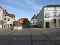 Neustadt an der Orla, Brunnen und H�user am Markt (20.10.2022)