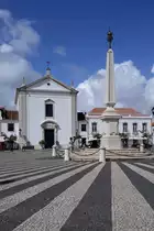 VILA REAL DE SANTO ANT�NIO, 22.03.2022, der Obelisk auf der Pra�a Marqu�s de Pombal; links davon die Igreja de Nossa Senhora da Encarna��o