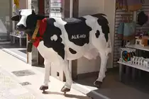 VILA REAL DE SANTO ANT�NIO, 22.03.2022, Werbetr�ger f�r ein Souvenirgesch�ft in der Rua Dr. T�ofilo Braga