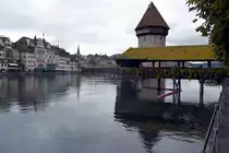LUZERN, 29.09.2022, Kapellbr�cke mit Wasserturm, die einst einen Teil der Stadtbefestigung bildeten; die Kapellbr�cke stammt von 1365 und ist die �lteste noch erhaltene und mit 202 Metern die zweitl�ngste gedeckte Holzbr�cke Europas
