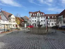Triptis, Rathaus und Brunnen am Marktplatz (20.10.2022)