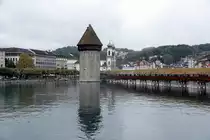 LUZERN, 29.09.2022, Blick von der Seebr�cke auf die Kapellbr�cke mit dem Wasserturm; rechts neben dem Wasserturm die beiden T�rme der Jesuitenkirche