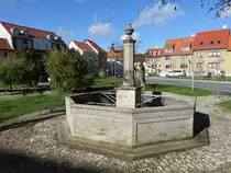 B�rgel, Brunnen und Geb�ude am Marktplatz (22.10.2022)