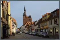 Die Kirche St. Stephan �berragt die Fachwerkh�user der Langen Stra�e in Tangerm�nde. (05.02.2023)
