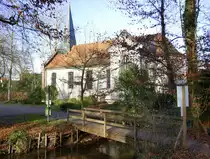 Hugstetten, Blick �ber den M�hlbach mit dem Holzsteg zur evangelischen Kirche, Dez.2022