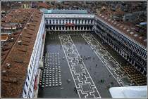 Bei Regen sind weniger Passanten auf dem Piazzi di San Marco, dann l�sst sich die Pflasterung besser erkennen. Scan eines Dias aus dem Sommer 1981.